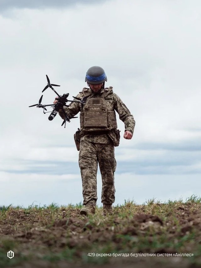 Український військовий із безпілотником на тлі нічного неба, ілюстрація до матеріалу про удари РФ у прифронтовій зоні
