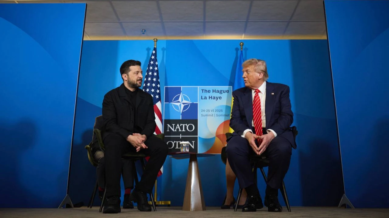 Прапори України та США на тлі веж у Вашингтоні