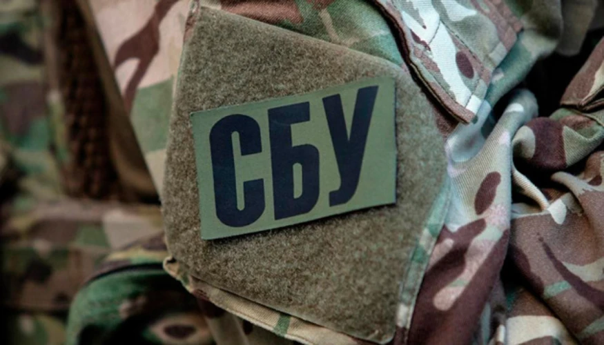 Співробітники СБУ проводять слідчі дії після затримання агента, причетного до схеми з верифікації систем Starlink
