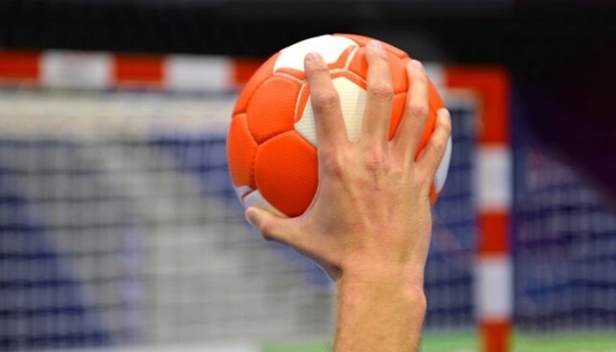 Логотип Міжнародної федерації гандболу (IHF) та російський прапор у контексті допуску збірної Росії.