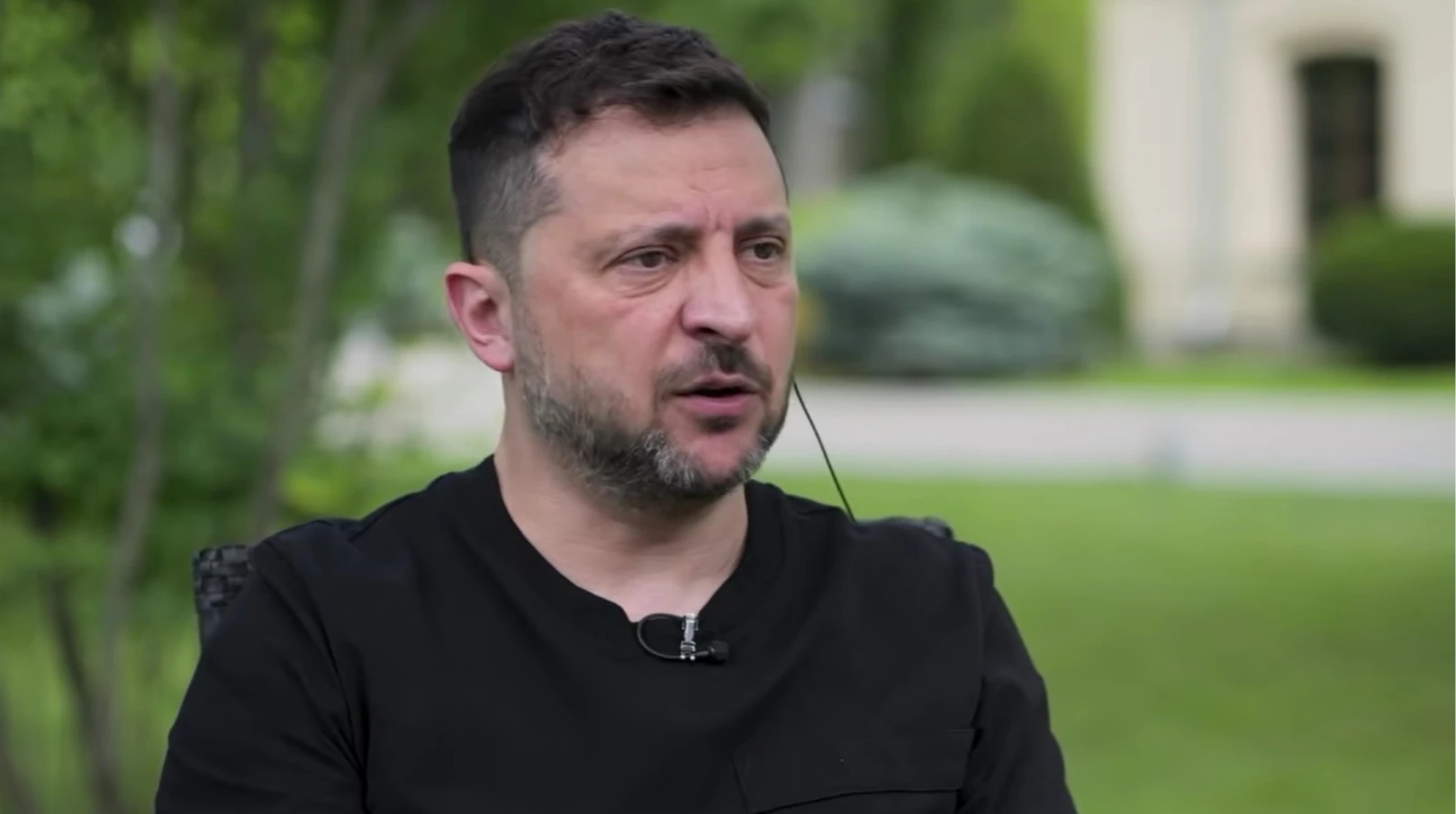 Володимир Зеленський під час інтерв'ю Sky News, на тлі якого присутні візуальні елементи на тему атак на Росію та військової