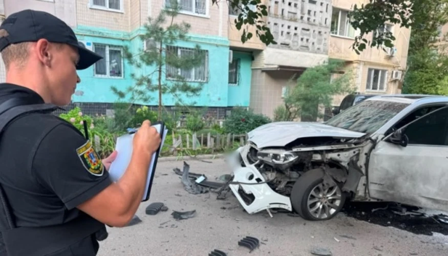 Пошкоджений автомобіль у дворі багатоповерхівки на вулиці Семена Палія в Одесі (фото Поліції Одещини).