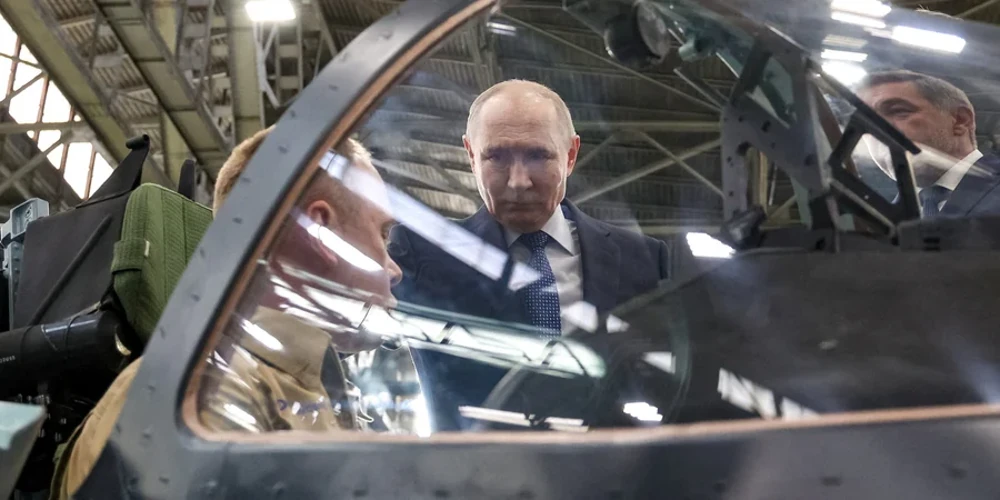 Володимир Путін під час виступу, пов'язаного з воєнною тематикою