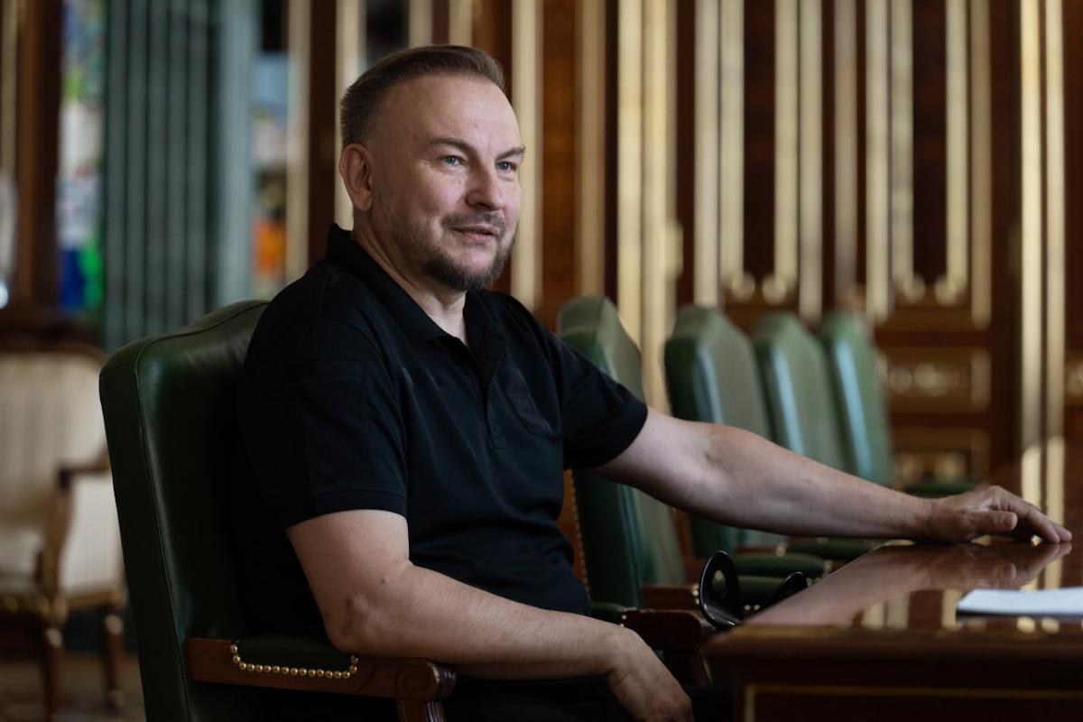 Сергій Бескрестнов (Флеш) під час офіційної зустрічі в робочому середовищі
