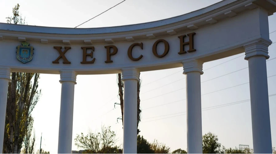 Хлібовоз з написом «ХЛІБ» після удару безпілотника