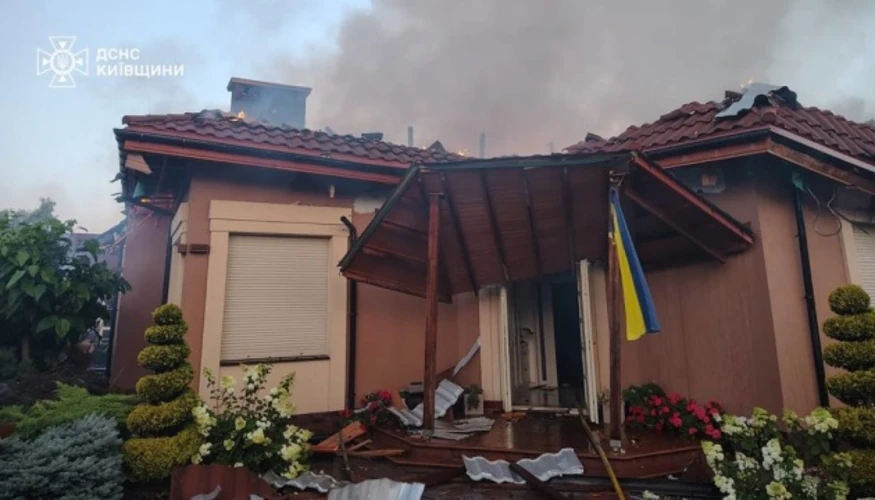 Пошкоджений житловий будинок у селі Чайки Бучанського району Київської області після удару російських військових