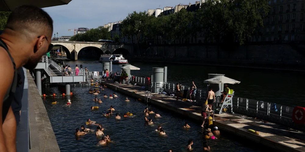 Туристи ховаються від спеки в Парижі (ілюстративне фото, Dimitar DILKOFF / AFP via Getty Images)