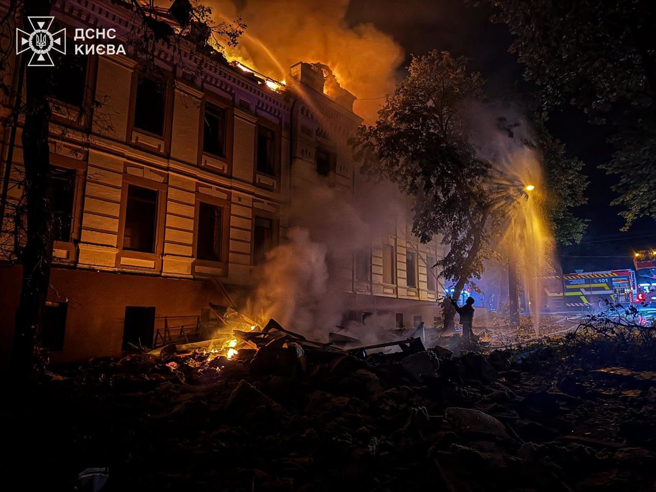Наслідки пожеж і влучань у Києві внаслідок нічної російської атаки 19 липня 2026 року, робота підрозділів ДСНС на місцях