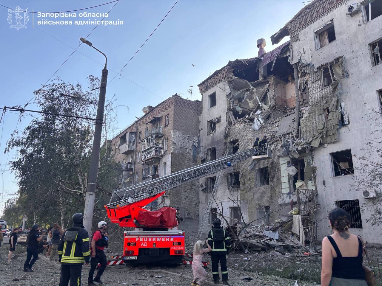 Наслідки руйнування п'ятиповерхового будинку у житловому кварталі Запоріжжя після удару КАБами
