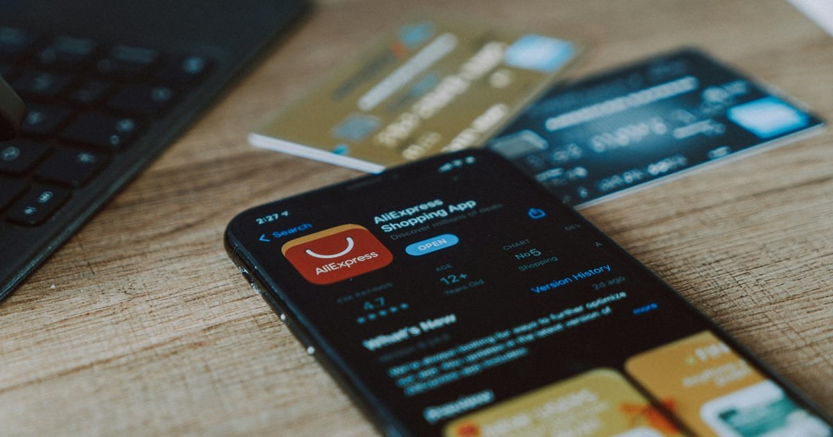 Логотип AliExpress на тлі прапора Європейського Союзу