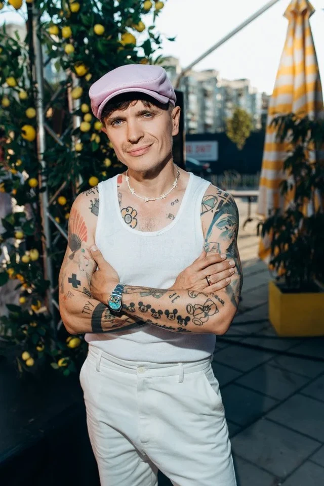 Пошкоджений ретро-кабріолет Анатолія Анатоліча зі зім'ятими бампером і крилом