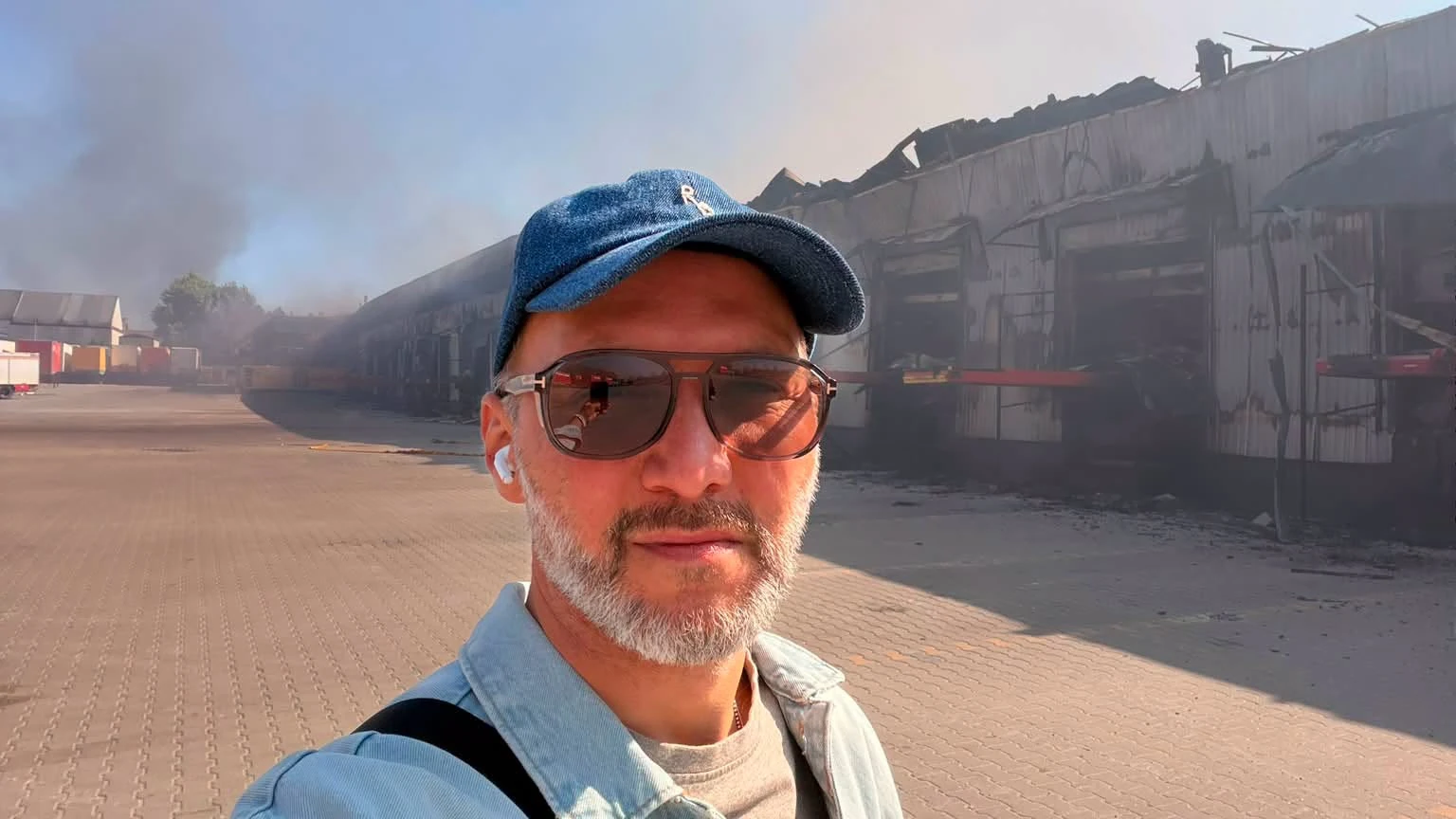 Зруйнований склад із книжками після влучання російського безпілотника у Святопетрівському
