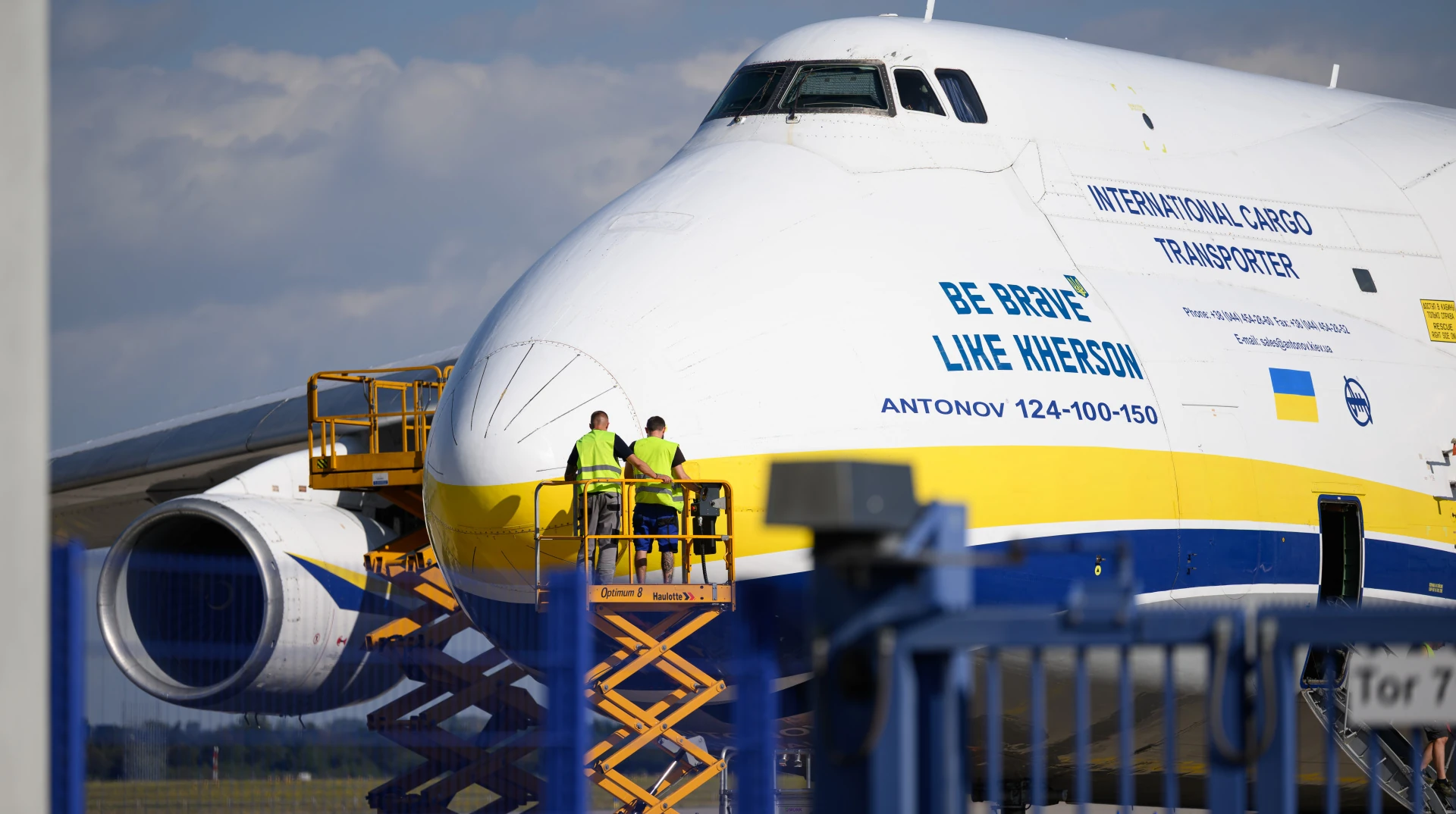 Вантажний літак Ан-124 державної української авіакомпанії на стоянці аеропорту Лейпциг/Галле