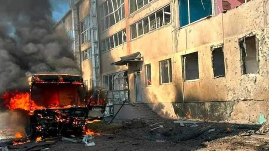 Знищений шкільний автобус на подвір'ї ліцею в Миколаєві після удару 2 серпня