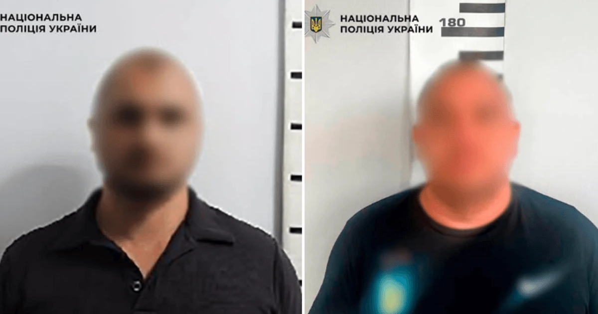 Вилучені та імітаційні купюри на місці затримання одного з фігурантів схеми