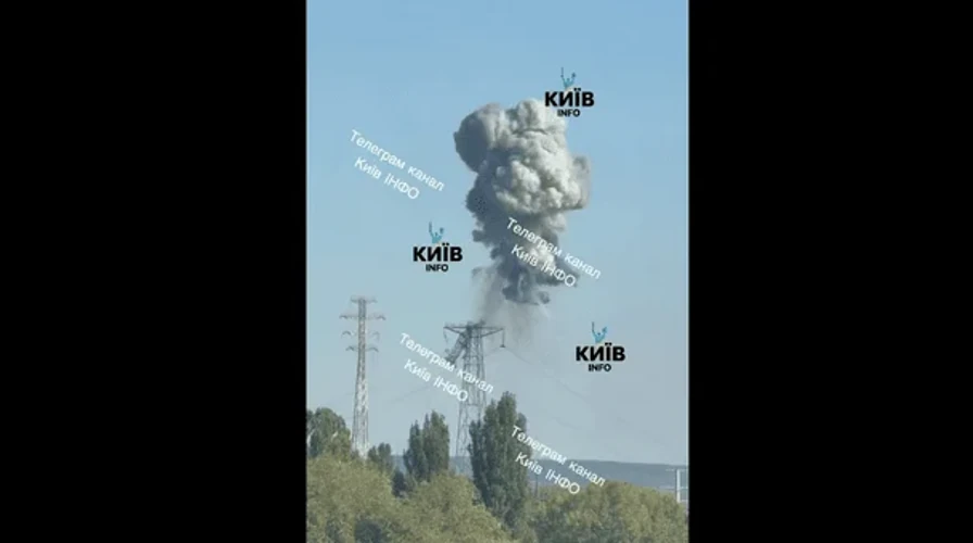Зруйнована опора ЛЕП у Києві