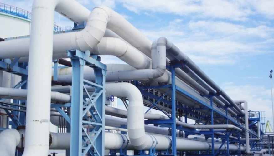 Прапорці Словаччини та Росії на тлі газопроводу
