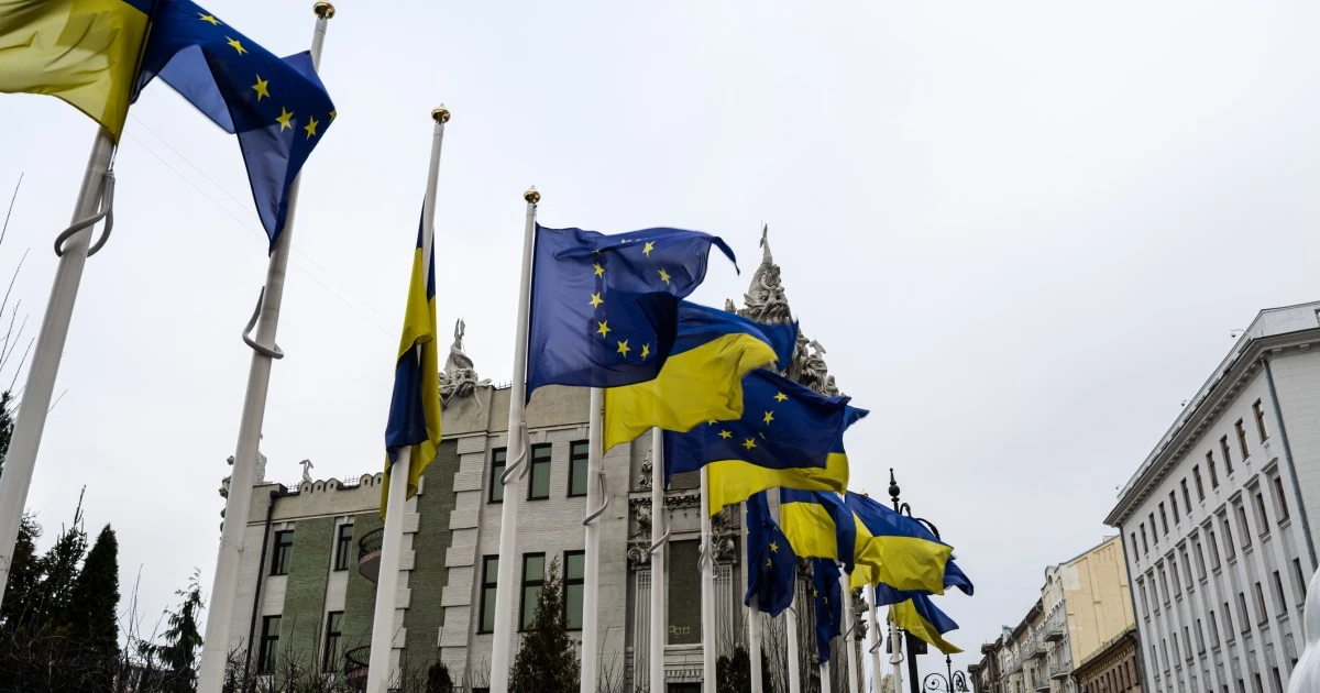 Прапор ЄС та прапор Угорщини поруч