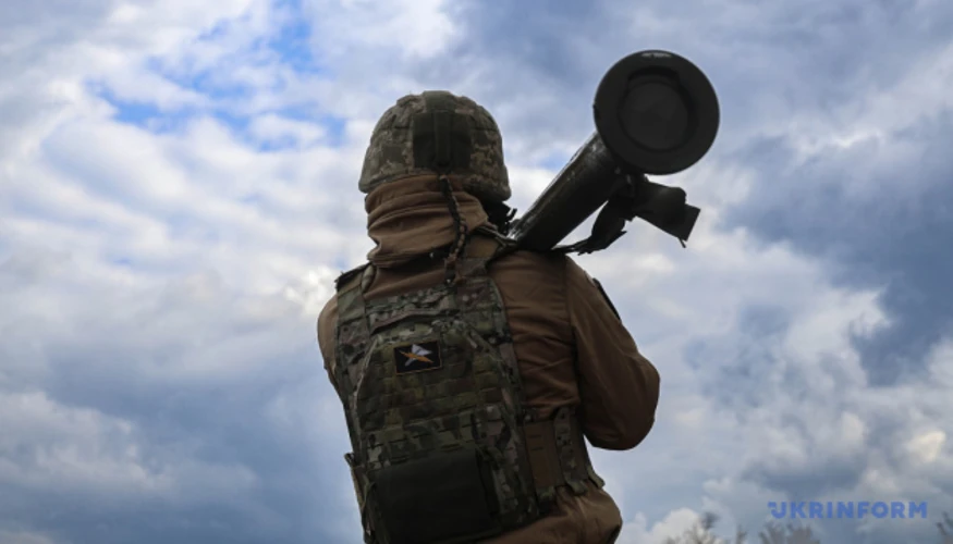 Українські військові біля техніки протиповітряної оборони під час відбиття нічної атаки безпілотників
